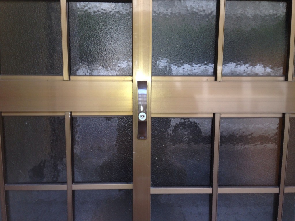 加西市で玄関引き戸の鍵取替え、中からカギ閉まらない